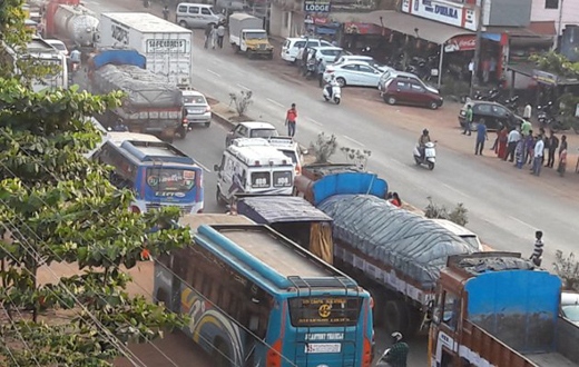 Baikampady over bridge works lead to traffic snarls